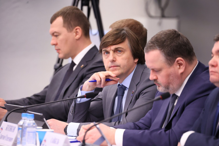 Сергей Кравцов сообщил, что в 2025 году запланированы капитальный ремонт и оснащение порядка 1 300 школьных зданий 03 апреля 2025, 20:54.